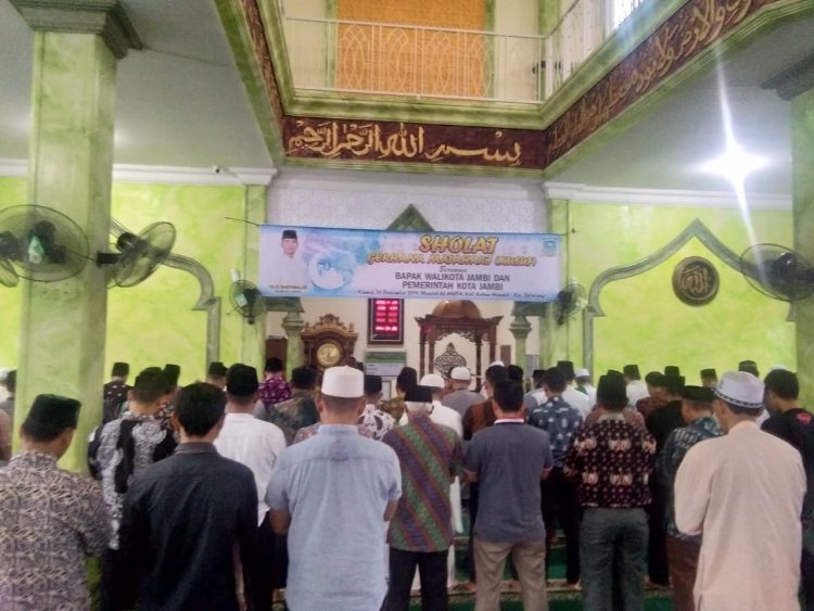 Masyarakat Kota Jambi Laksanakan Salat Gerhana Matahari Cincin
