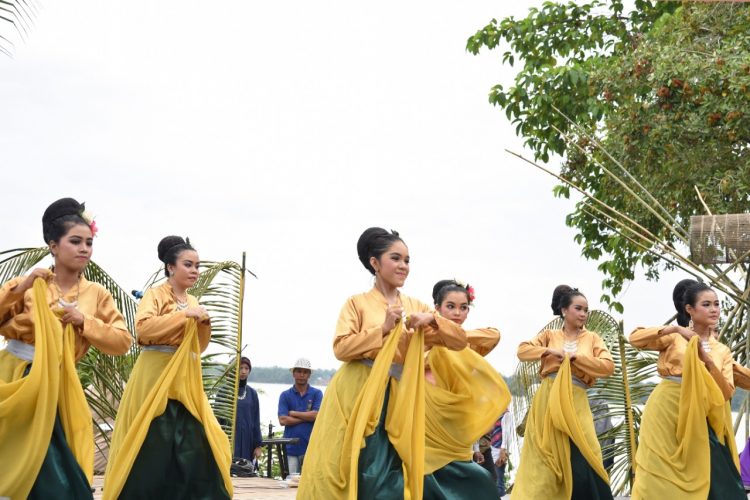 Tari Kedidi dari STISIP NH, Meriahkan Festival Kampung Senaung