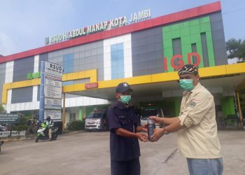 Peduli Wartawan Pasien Covid-19, Haris-Sani Serahkan Ramuan Daun Sungkai