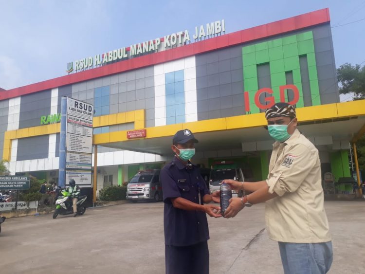 Peduli Wartawan Pasien Covid-19, Haris-Sani Serahkan Ramuan Daun Sungkai