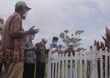 Hormati Ulama, Syafril Nursal Ziarah Ke Makam Syekh Muhammad Arifin di Tanjabtim