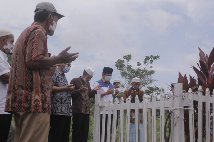Hormati Ulama, Syafril Nursal Ziarah Ke Makam Syekh Muhammad Arifin di Tanjabtim