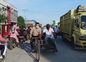 Mengayuh Becak di Pemantapan Tim Tanjabbar, Tukang Becak: Beliau Bergaul dengan Siapa Saja