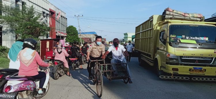 Mengayuh Becak di Pemantapan Tim Tanjabbar, Tukang Becak: Beliau Bergaul dengan Siapa Saja