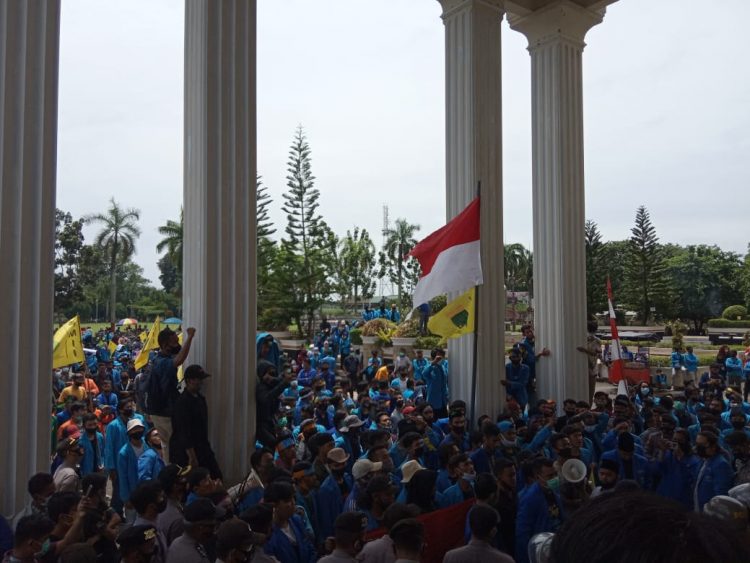 Datangi Gedung Dewan, PMII Jambi Desak DPRD Provinsi dan Gubernur Jambi Tolak Omnibus Law