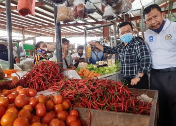 Blusukan di Pasar Aur Duri, Al Haris Bagikan Ramuan Daun Sungkai ke Pedagang
