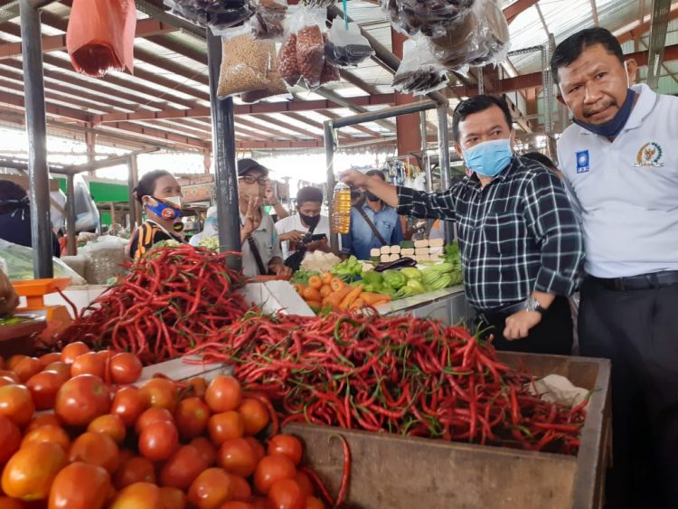 Blusukan di Pasar Aur Duri, Al Haris Bagikan Ramuan Daun Sungkai ke Pedagang