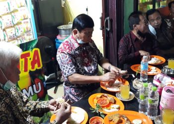 Merakyatnya Syafril Nursal Terlihat Dari Cara Makannya di Pujasera Tungkal