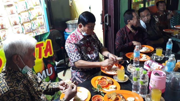 Merakyatnya Syafril Nursal Terlihat Dari Cara Makannya di Pujasera Tungkal