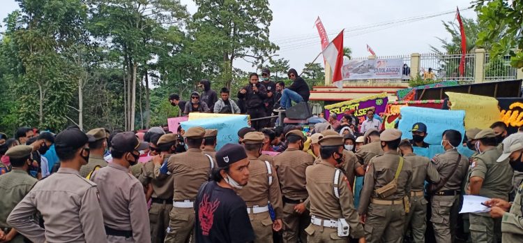 Hut Kabupaten Sarolangun ke-21 Diwarnai Aksi Unjuk Rasa