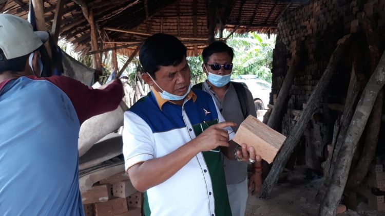 Terharu Dikunjungi Syafril Nursal, Pengrajin Batu Bata Doakan Kemenangan untuk FU-SN