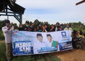 Ketua DPW PAN, H Bakri turun ke Kota Karang, Kumpeh, melihat Petani Ikan, Senin (27/10). FOTO: IST