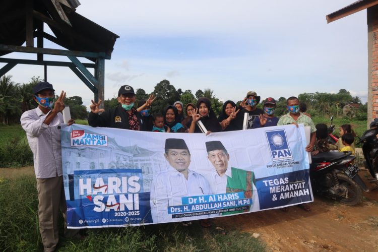 Ketua DPW PAN, H Bakri turun ke Kota Karang, Kumpeh, melihat Petani Ikan, Senin (27/10). FOTO: IST