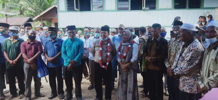 Al Haris berkunjung ke rumah Makalan, Mantan Walikota Jambi. Senin (26/10). FOTO: IST