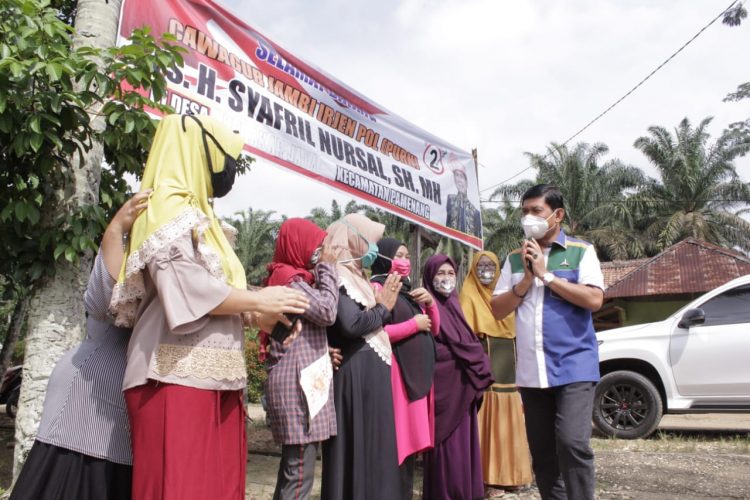 Syafril Nursal saat berkunjung ke Pamenang, Merangin, Kamis (29/10).
