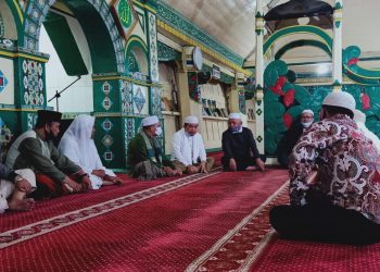 Al Haris Sholat Subuh berjamaah di Mesjid Agung Pondok Tinggi, Sungaipenuh, Jumat (29/1).