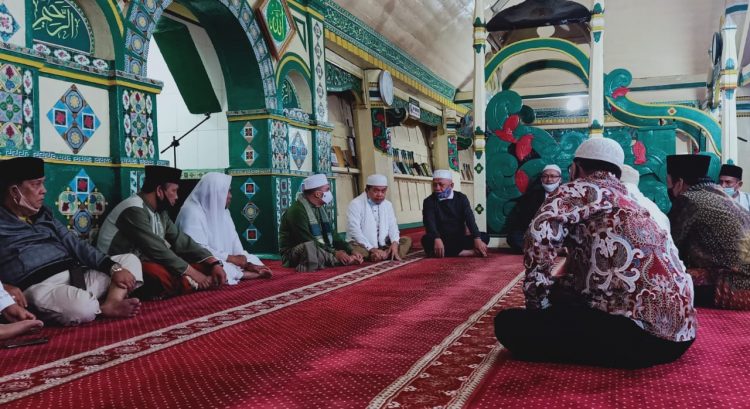 Al Haris Sholat Subuh berjamaah di Mesjid Agung Pondok Tinggi, Sungaipenuh, Jumat (29/1).