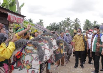 Di Kecamatan Margo Tabir Kabuoaten Merangin, Syafril Disambut dengan atraksi Kuda Lumping, Jumat (30/10).