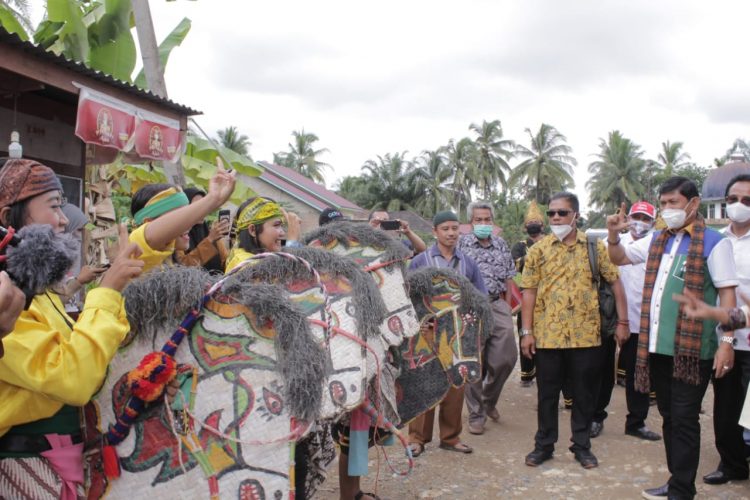 Di Kecamatan Margo Tabir Kabuoaten Merangin, Syafril Disambut dengan atraksi Kuda Lumping, Jumat (30/10).