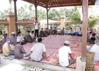Syafril Nursal dengan Tokoh-tokoh masyarakat Rantaupanjang, Merangin, Jumat (30/10).