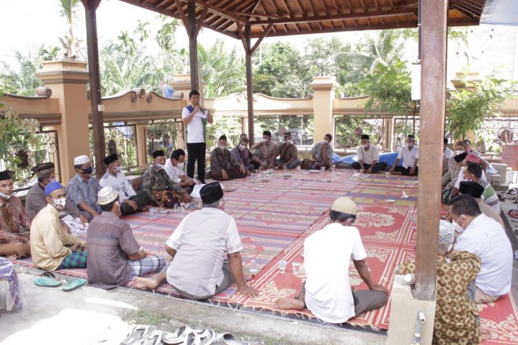 Syafril Nursal dengan Tokoh-tokoh masyarakat Rantaupanjang, Merangin, Jumat (30/10).
