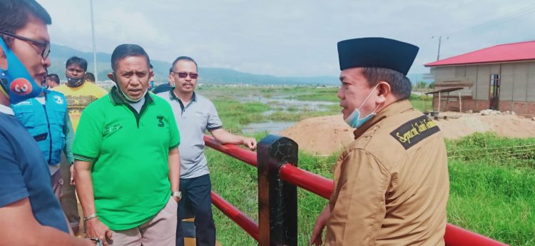 Al Haris melihat rawa sawah terlantar di Cangking, Sungaipenuh, Sabtu (31/1) pagi.