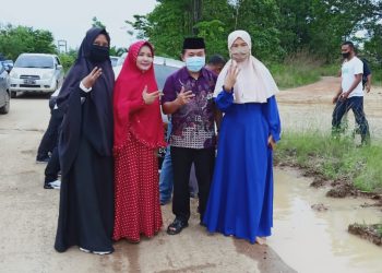 Kepergok, Haris Bantu Dorong Mobil Warga Terpuruk di Kubangan