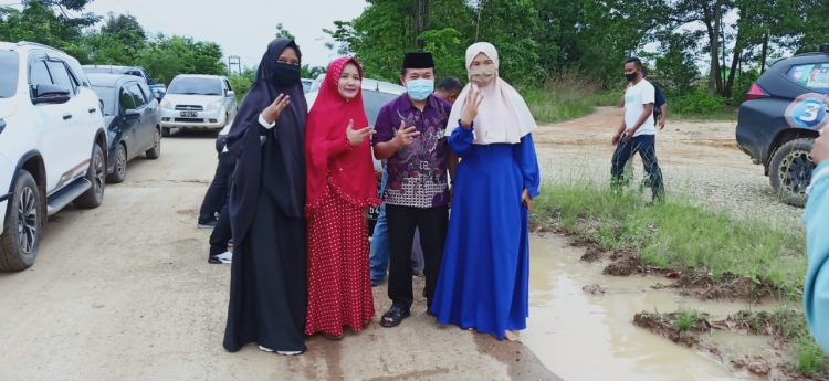 Kepergok, Haris Bantu Dorong Mobil Warga Terpuruk di Kubangan