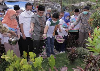 Syafril Nursal Berziarah ke Makam Mantan Bupati Kerinci, H Fauzi Siin, Minggu (1/11). FOTO: IST