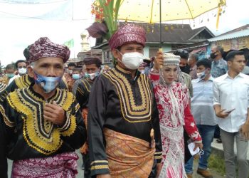 Acara Pengukuhan Gelar Adat untuk Syafril Nursal sebagai Depati Kuning Ijayo Simangku Bumi di Kerinci, Minggu (1/11).