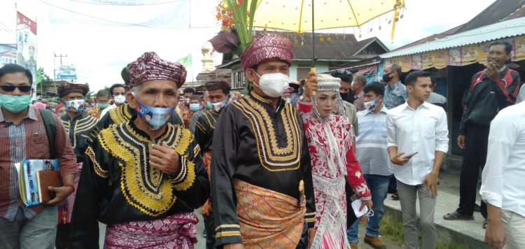 Acara Pengukuhan Gelar Adat untuk Syafril Nursal sebagai Depati Kuning Ijayo Simangku Bumi di Kerinci, Minggu (1/11).