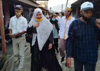 Hj Rosita Endra Penuhi Undangan Warga Desa Siau, Muarasabak Timur, Minggu (1/11). FOTO: IST