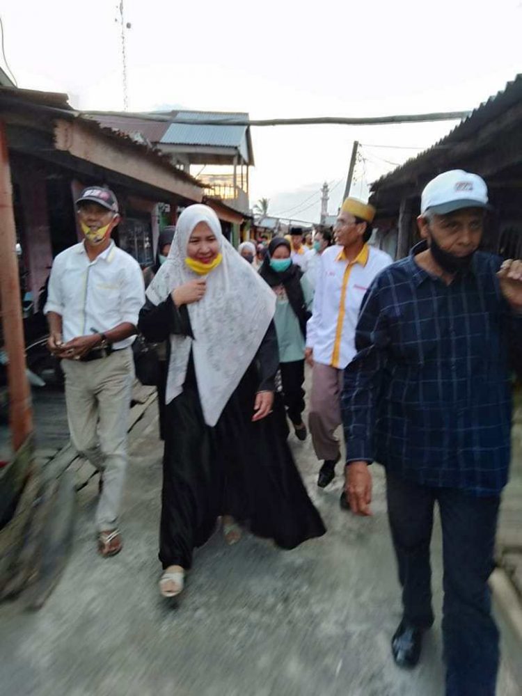 Hj Rosita Endra Penuhi Undangan Warga Desa Siau, Muarasabak Timur, Minggu (1/11). FOTO: IST