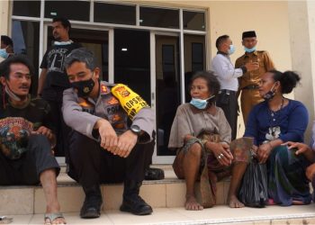 Kapolres Merangin' AKBP Irwan Andy' berikan pemahaman hukum pada warga SAD. FOTO: IST