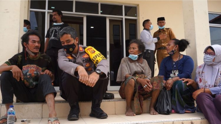 Kapolres Merangin' AKBP Irwan Andy' berikan pemahaman hukum pada warga SAD. FOTO: IST