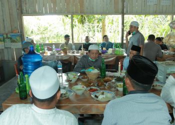 Fachrori Umar makan bersama masyarakat di Kecamatan Pelepat, Bungo, Selasa (3/11). FOTO: IST