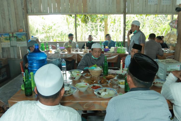Fachrori Umar makan bersama masyarakat di Kecamatan Pelepat, Bungo, Selasa (3/11). FOTO: IST