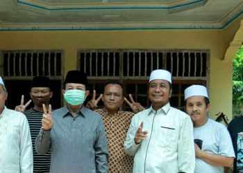 Fachrori Umar bersama Tokoh Masyarakat dan Para Ulama di Kecamatan Pelepat, Kabupaten Bungo, Rabu (3/11). FOTO: IST