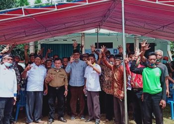 Al Haris bersama masyarakat Tanjung Jabung Timur (Tanjabtim), Rabu (4/11). FOTO: IST