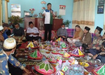 Syafril Nursal bersama masyarakat Kecamatan Pondok Tinggi, Sungaipenuh , Rabu (4/11). FOTO: IST