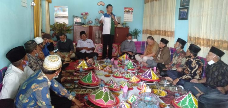 Syafril Nursal bersama masyarakat Kecamatan Pondok Tinggi, Sungaipenuh , Rabu (4/11). FOTO: IST