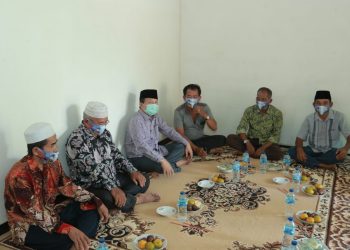 Fachrori Umar bersama Alumni Alumni Ponpes Candung, Sumatra Barat di Merangin, Rabu (4/11). FOTO: IST