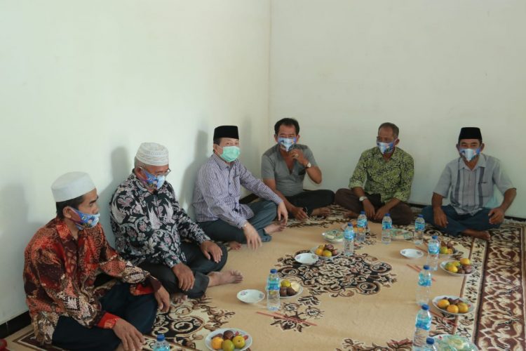 Fachrori Umar bersama Alumni Alumni Ponpes Candung, Sumatra Barat di Merangin, Rabu (4/11). FOTO: IST