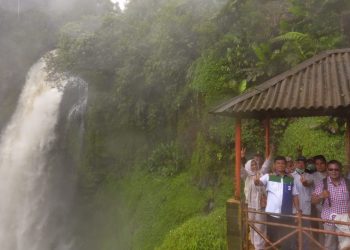 Syafril Nursal di Air Terjun Telun Berasap, Kerinci, Rabu (4/11). FOTO: IST