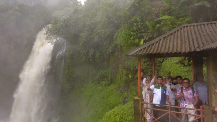 Syafril Nursal di Air Terjun Telun Berasap, Kerinci, Rabu (4/11). FOTO: IST
