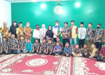 Syafril Nursal bersama keluarga Panti Asuhan Putra Aishiyah Muhammadiyah, Kota Sungaipenuh, Rabu (4/11). FOTO: IST