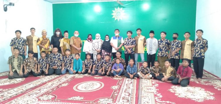 Syafril Nursal bersama keluarga Panti Asuhan Putra Aishiyah Muhammadiyah, Kota Sungaipenuh, Rabu (4/11). FOTO: IST