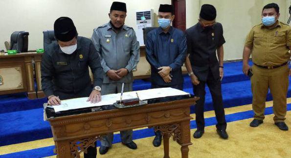 Penandatanganan Berita Persetujuan R-KUA dan PPAS APBD Kabupaten Sarolangun Tahun Anggaran 2021 di DPRD Sarolangun, Rabu (4/11). FOTO: IST