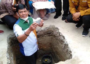 Syafril Nursal letakkan batu pertama pembangunan serambi Mesjid An-nur, Desa Cupak Danau Kerinci, Kamis (5/11). FOTO: IST
