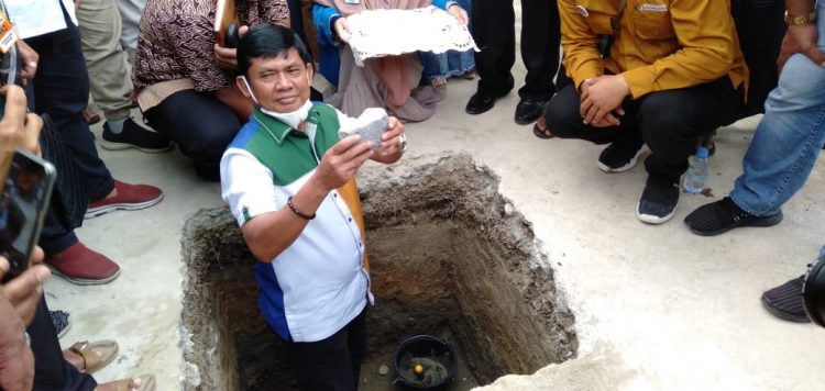 Syafril Nursal letakkan batu pertama pembangunan serambi Mesjid An-nur, Desa Cupak Danau Kerinci, Kamis (5/11). FOTO: IST